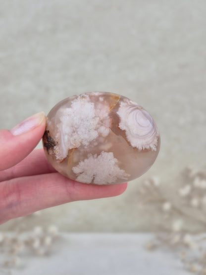 Kirschblüten Chalcedon Handstein (1)