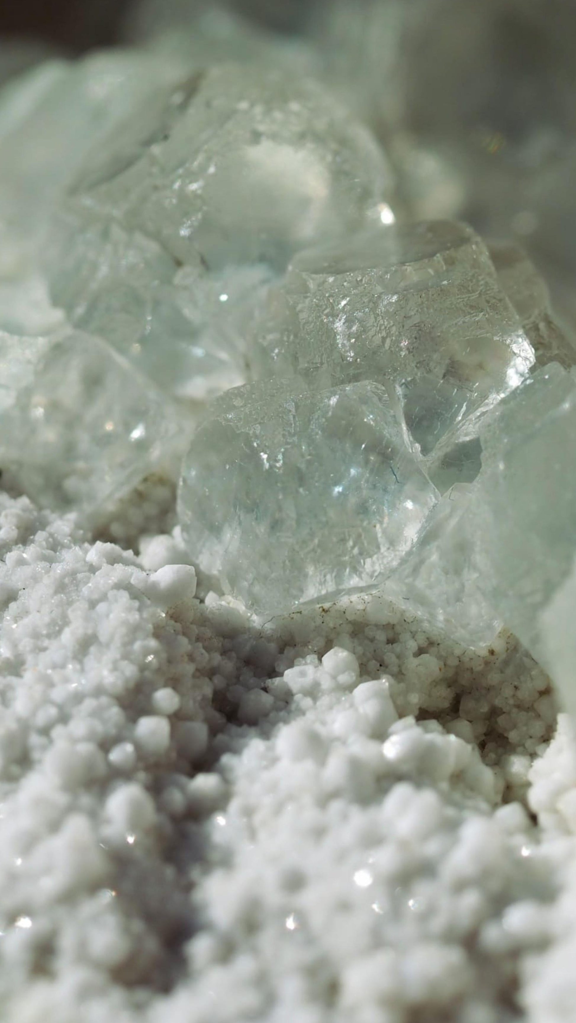 Große Fluorit Stufe mit Calcit